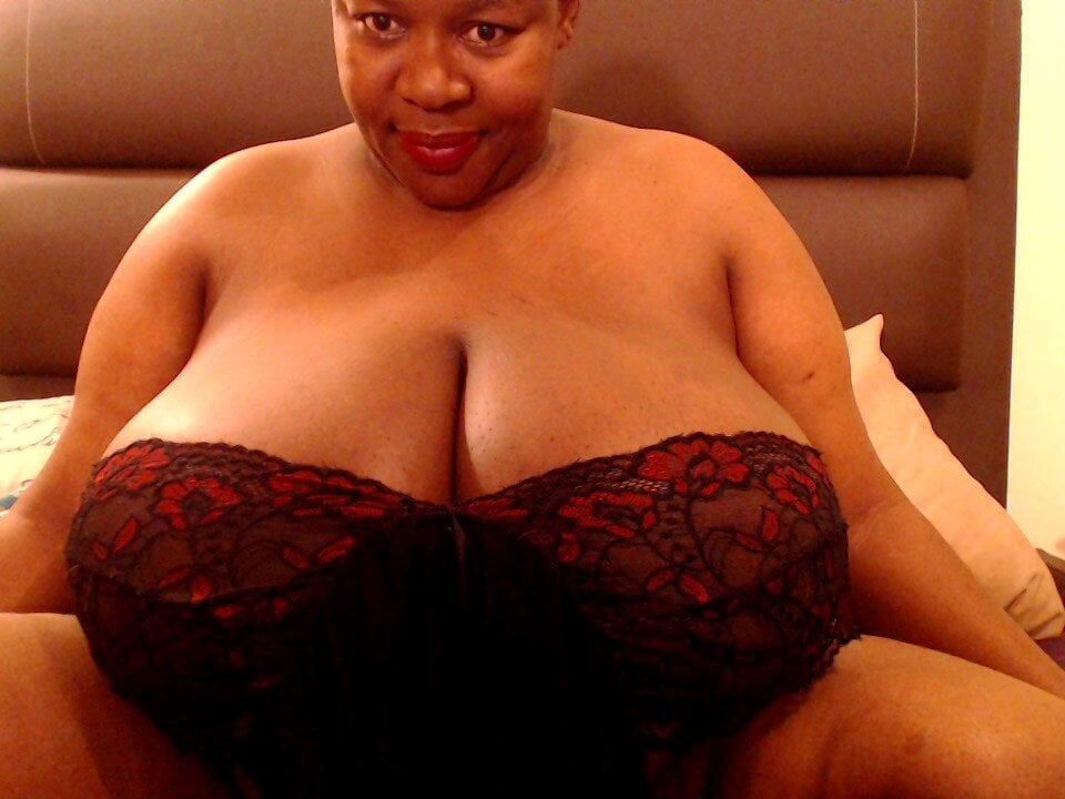 BoobsQueen46K live cam model at StripChat