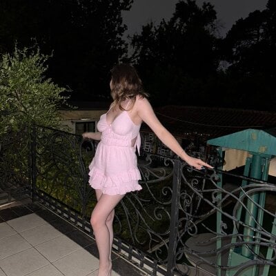 FreshMia18 Live Cam on StripChat