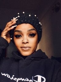 Sexiebootysmile39's webcam live show