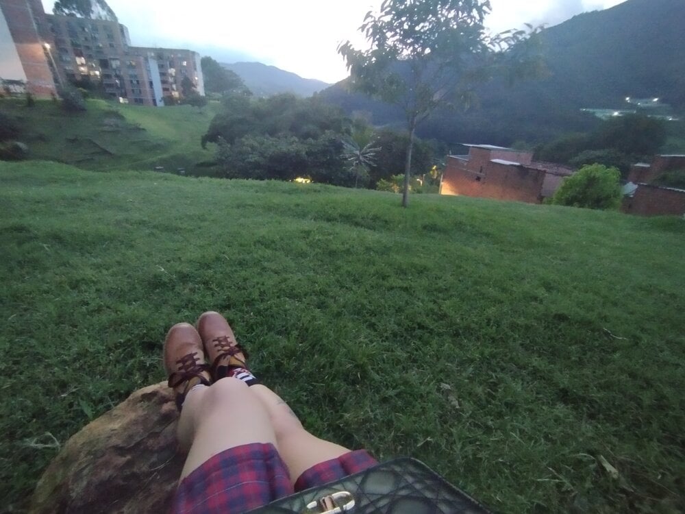 Live sex webcam photo for BurningVenus12 #289939240