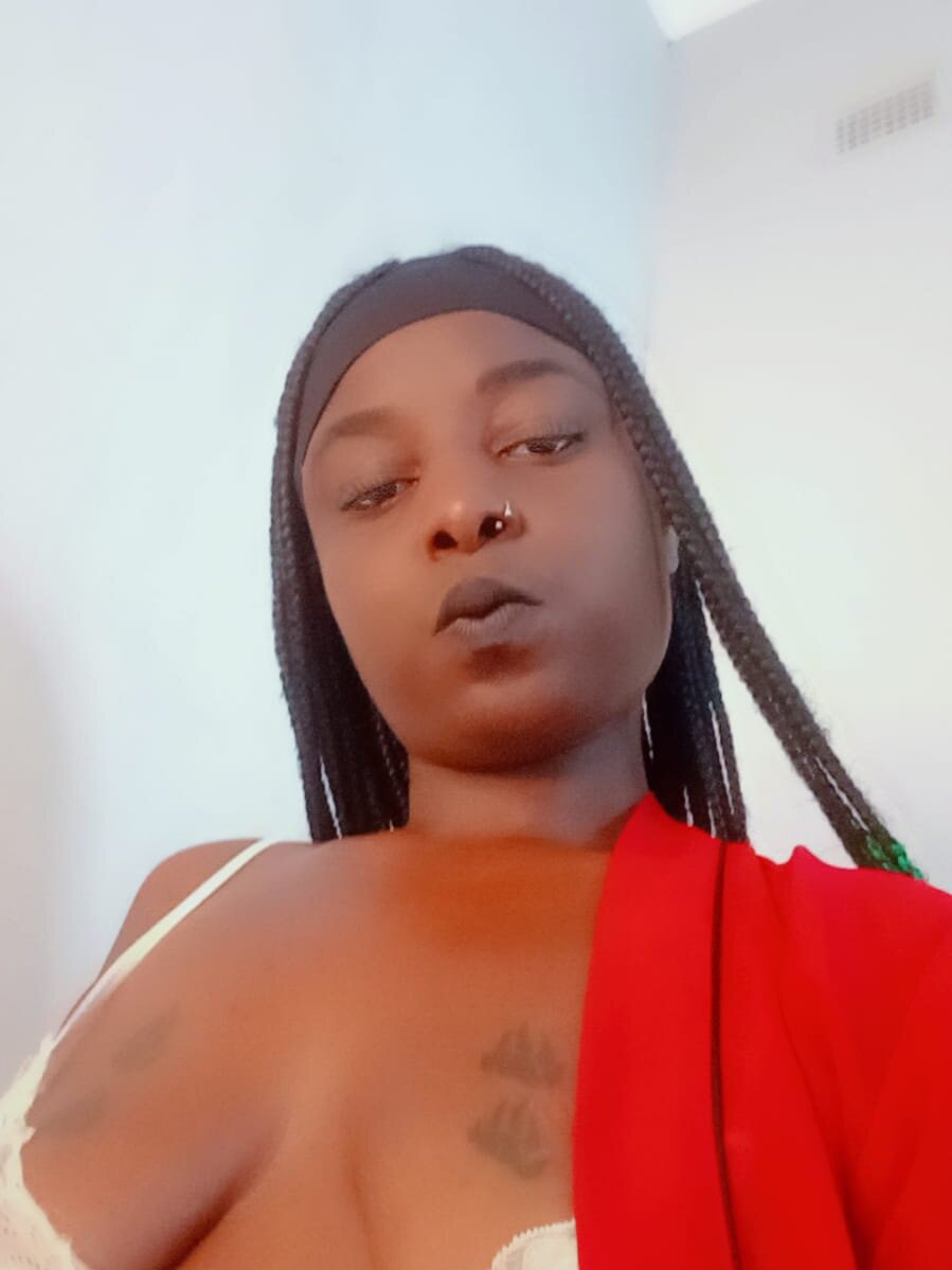 blacksexqueen webcam livesex profile in at-the-garage cams