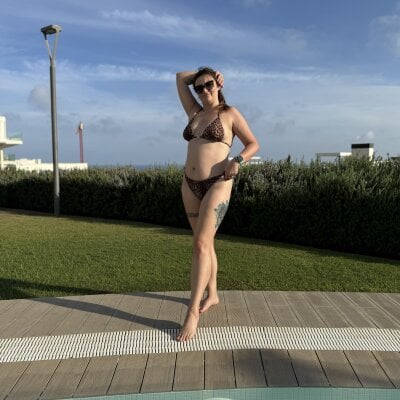 Velvetwitch87 on StripChat