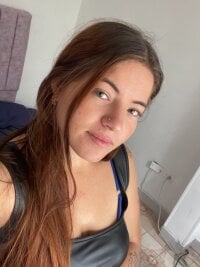 julieth_love_sex's Offline Chat Room