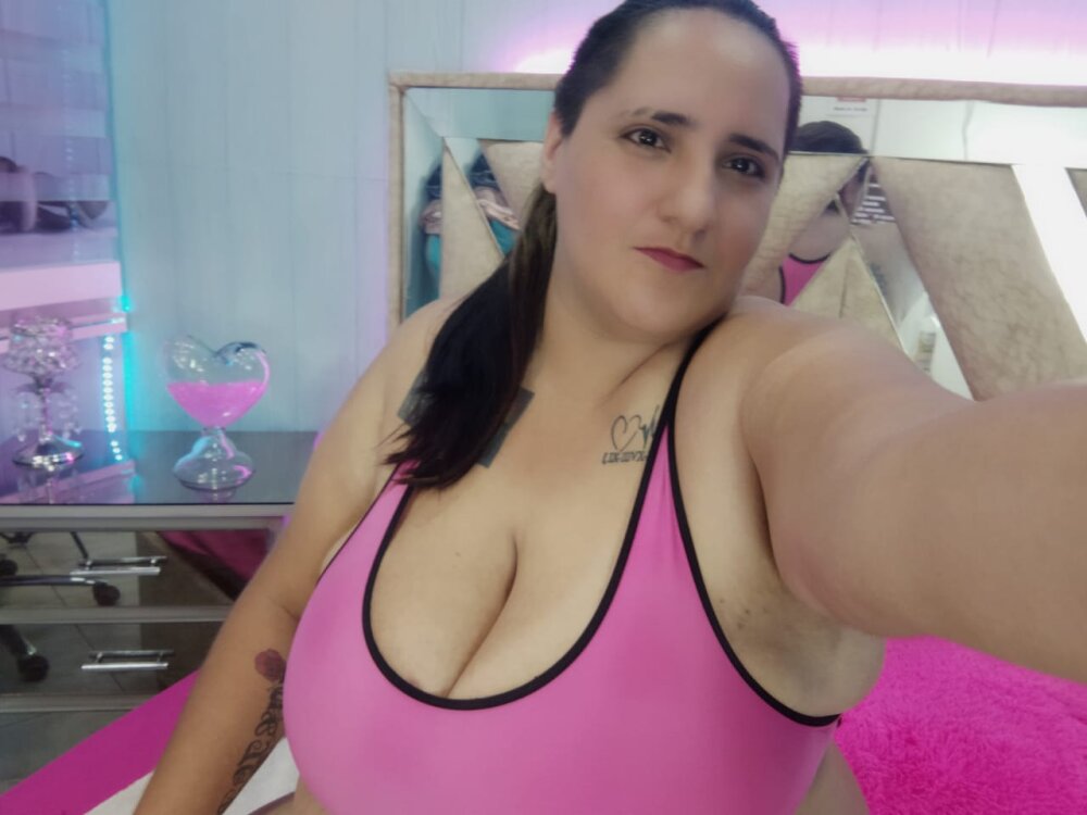 curvy_bigboobs4u live cam model at StripChat