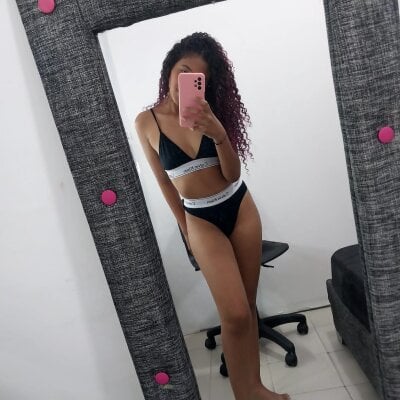 BritannyLuv19 - Stripchat Girl 