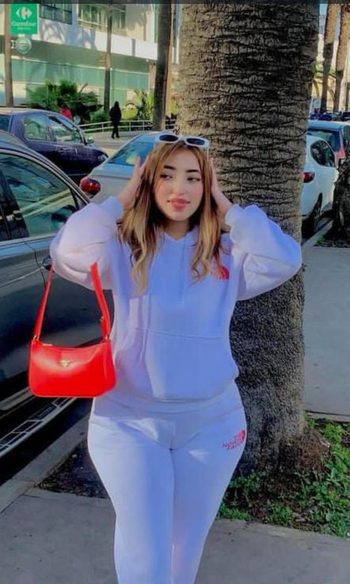 Live sex webcam photo for Lona29 #289543306