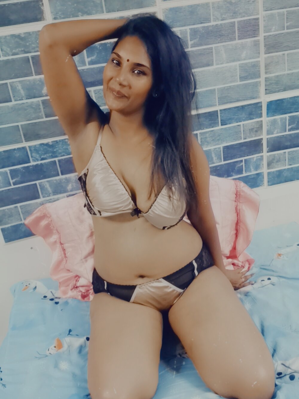 IndianQueeny live cam model at StripChat