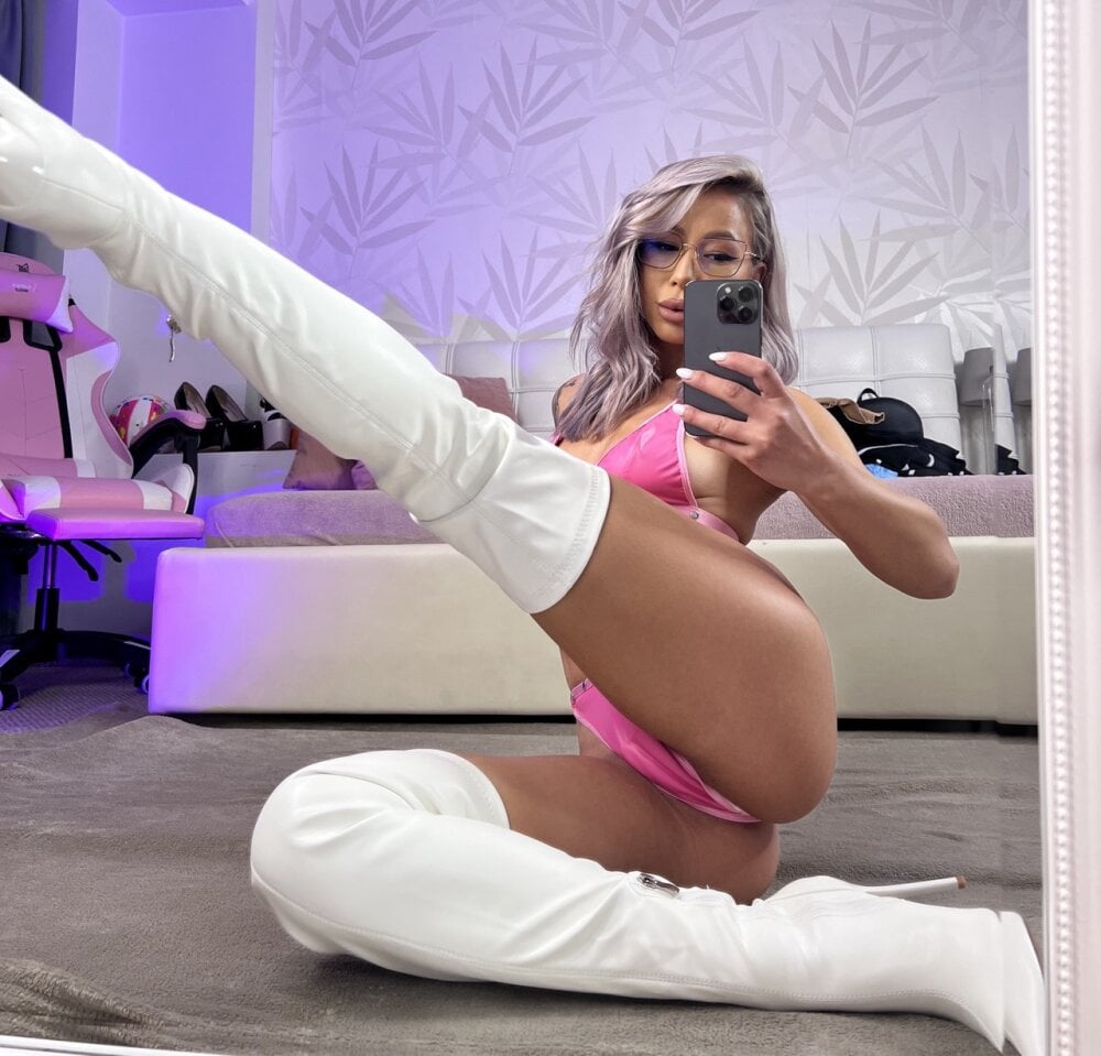 nyrobinova from stripchat