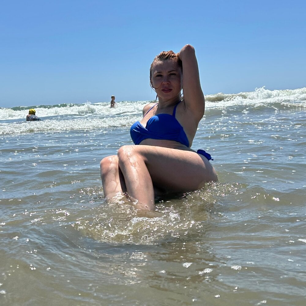 stripchat redfoxlaya webcam profile pic via amateursex-livecam.com