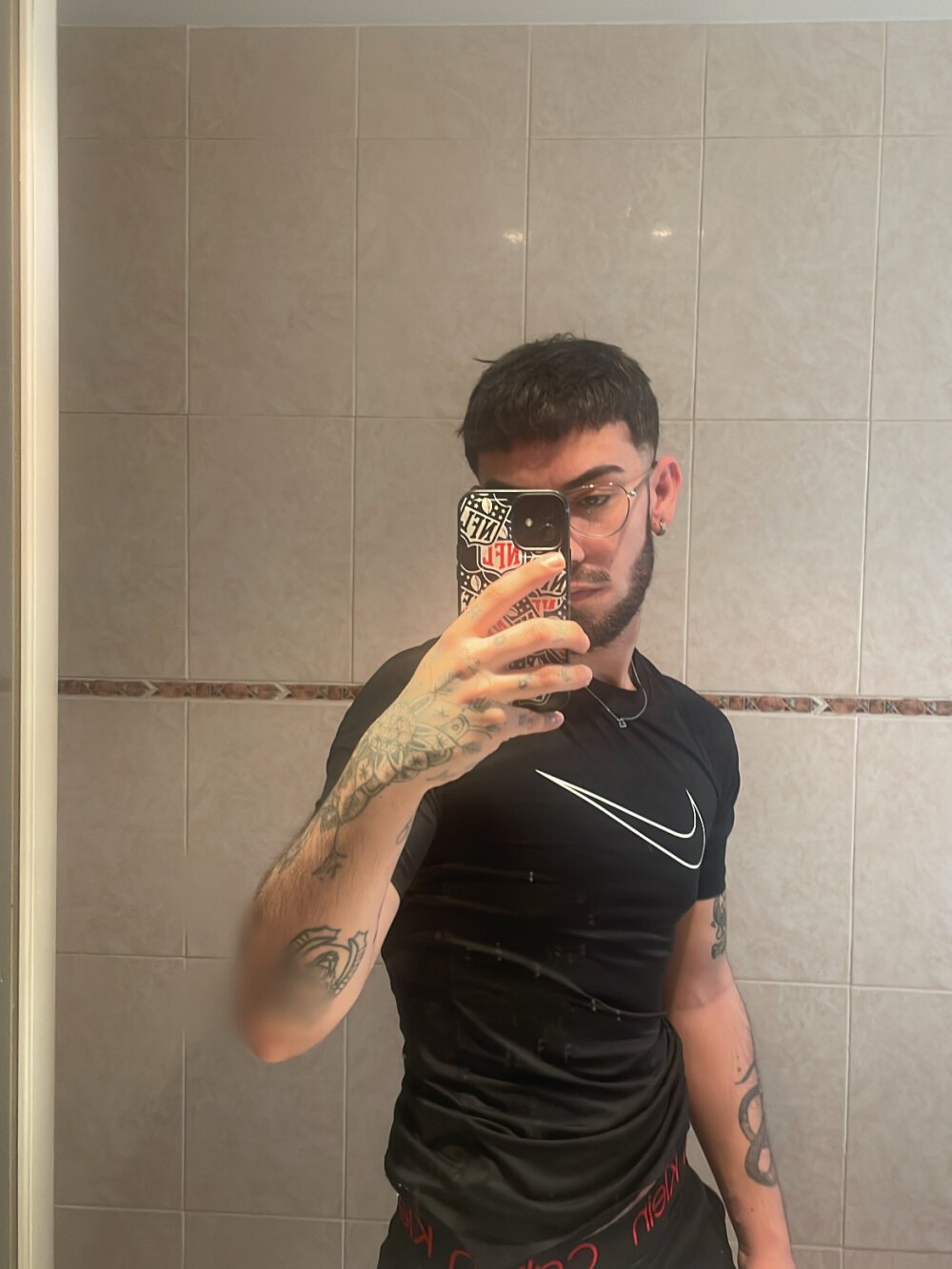 Offline XXX chat modela OneMomentPlease