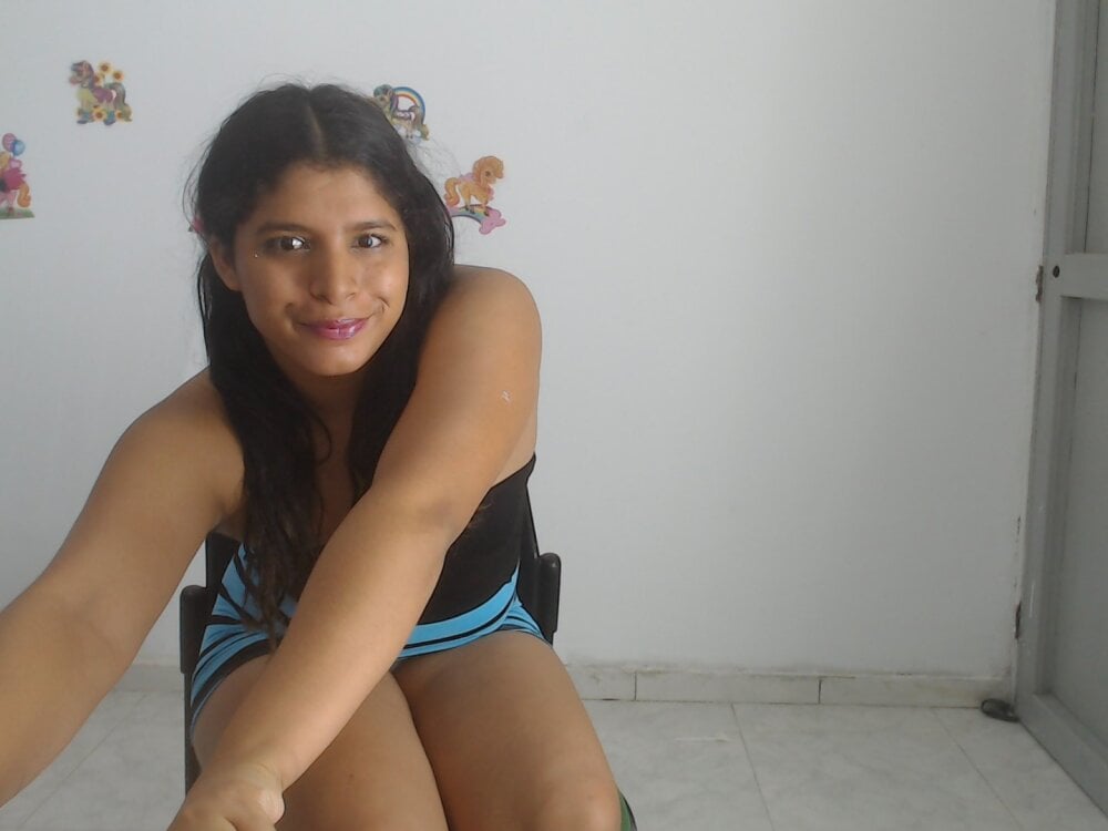 Live sex webcam photo for Anabel_Dirty19xxx #290037398