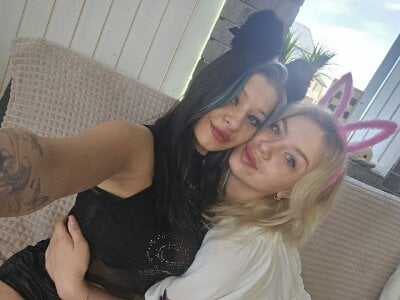 Magic2Flirt Couple Kissing Free Webcam Strip