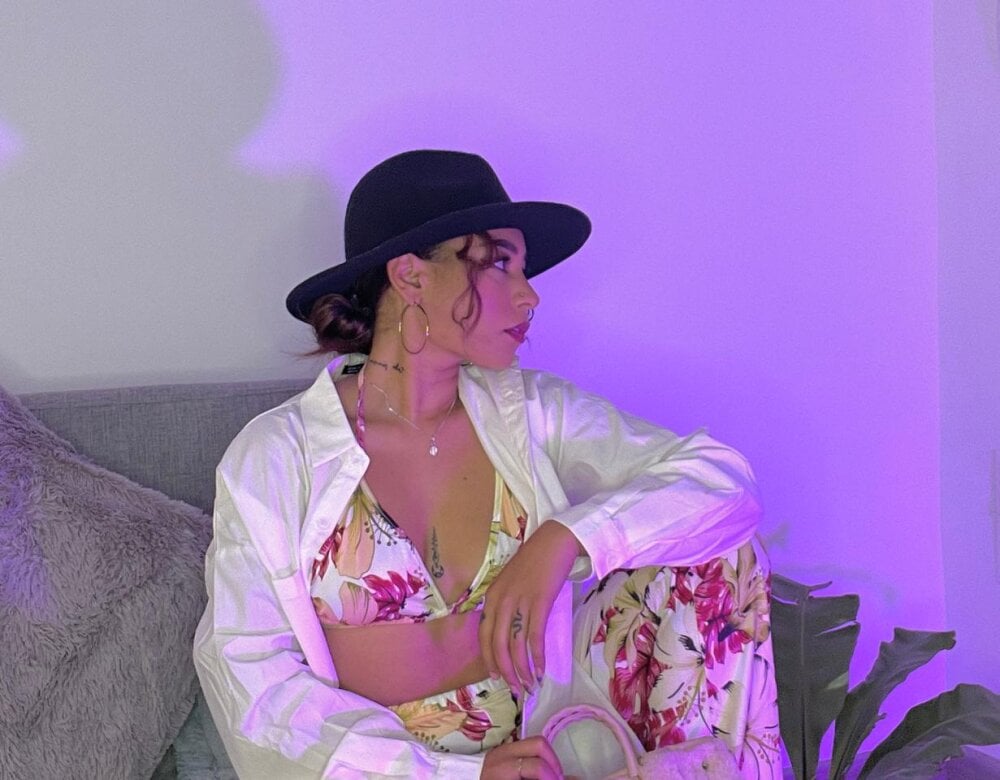 pornsexycams.com saharaarisa livesex profile in bisexual cams