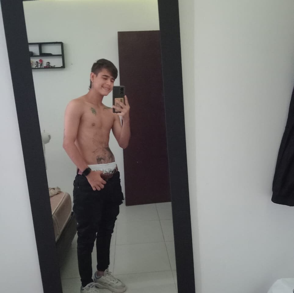 mccolin_ live cam model at StripChat