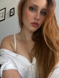 Emi_Doll's Offline Chat Room