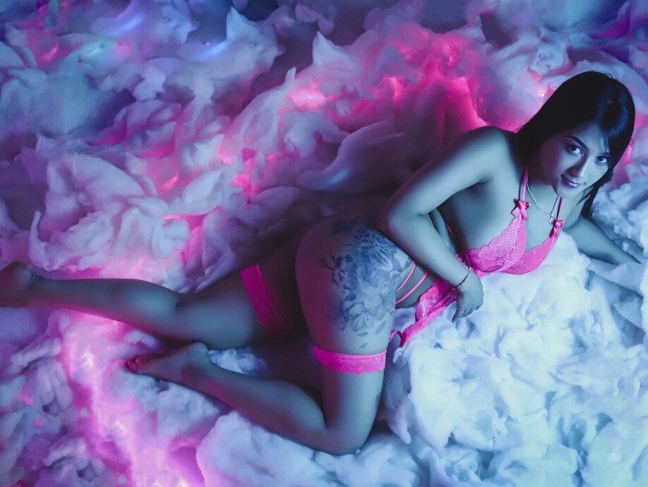 Live sex webcam photo for EimyRouse1 #291210780