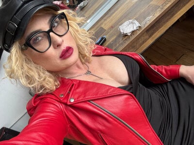 lucyhartx Live Cam on StripChat