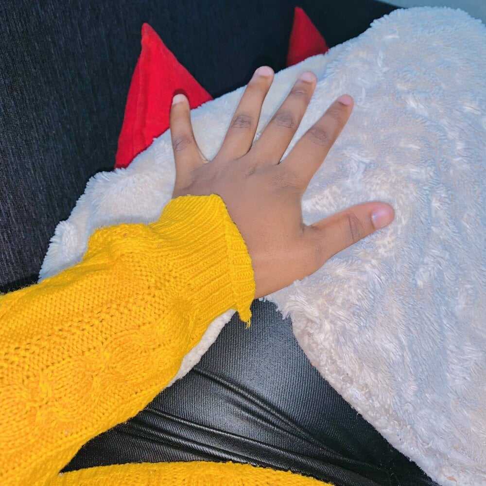 Live sex webcam photo for HornyxLadie #289925308