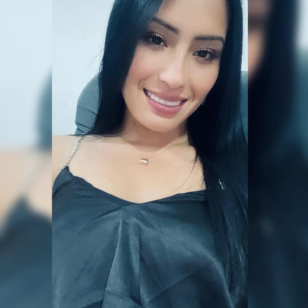sexcams-joy.com saris_moon livesex profile in latino cams