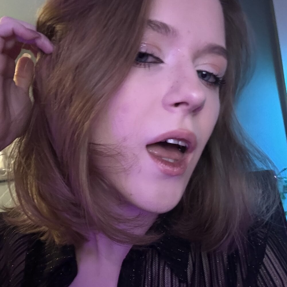 livestrip-joy.com emmasday livesex profile in slim cams