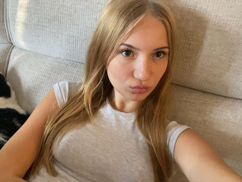 pornos.live chloeblonde18 livesex profile in thin cams