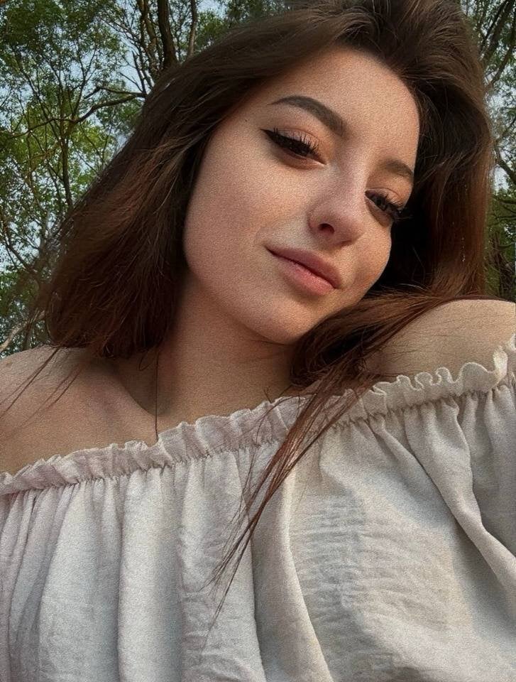 livesex.fan claudiezorzi livesex profile in a-place-where-were-happy cams