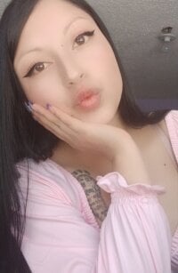 AbrilEvansX's Offline Chat Room