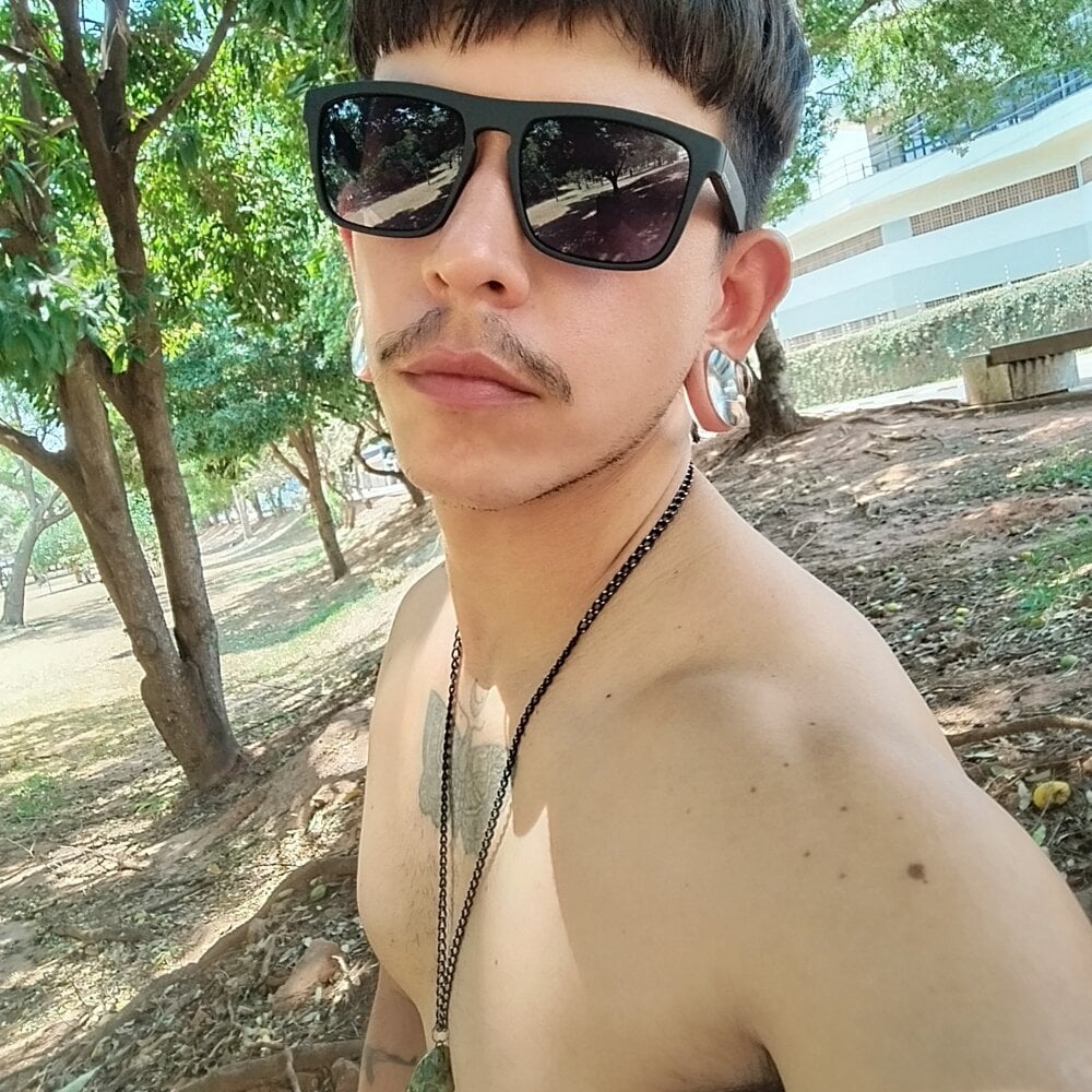 goonerboy20cm Adlı Modelin Çevrimdışı XXX Sohbeti