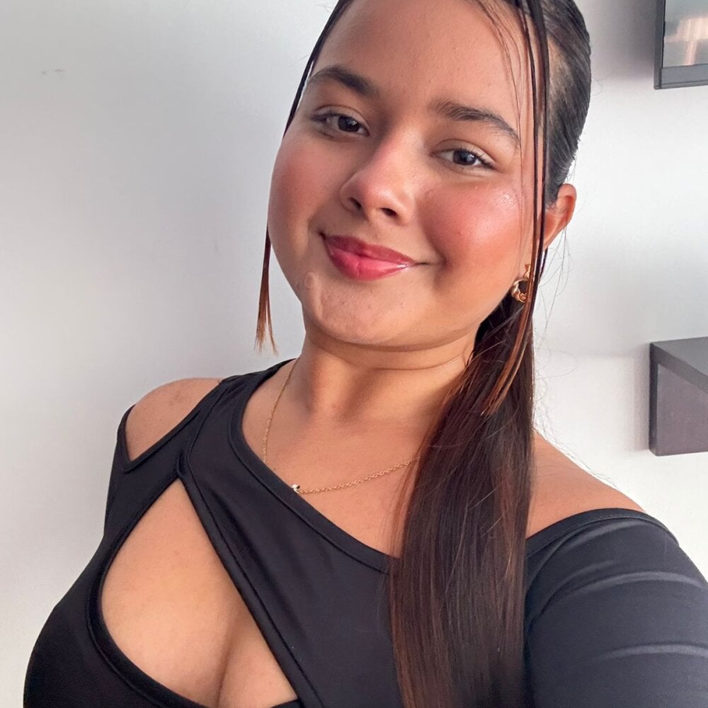 stripchat julietharosalia webcam profile pic via livesex.fan