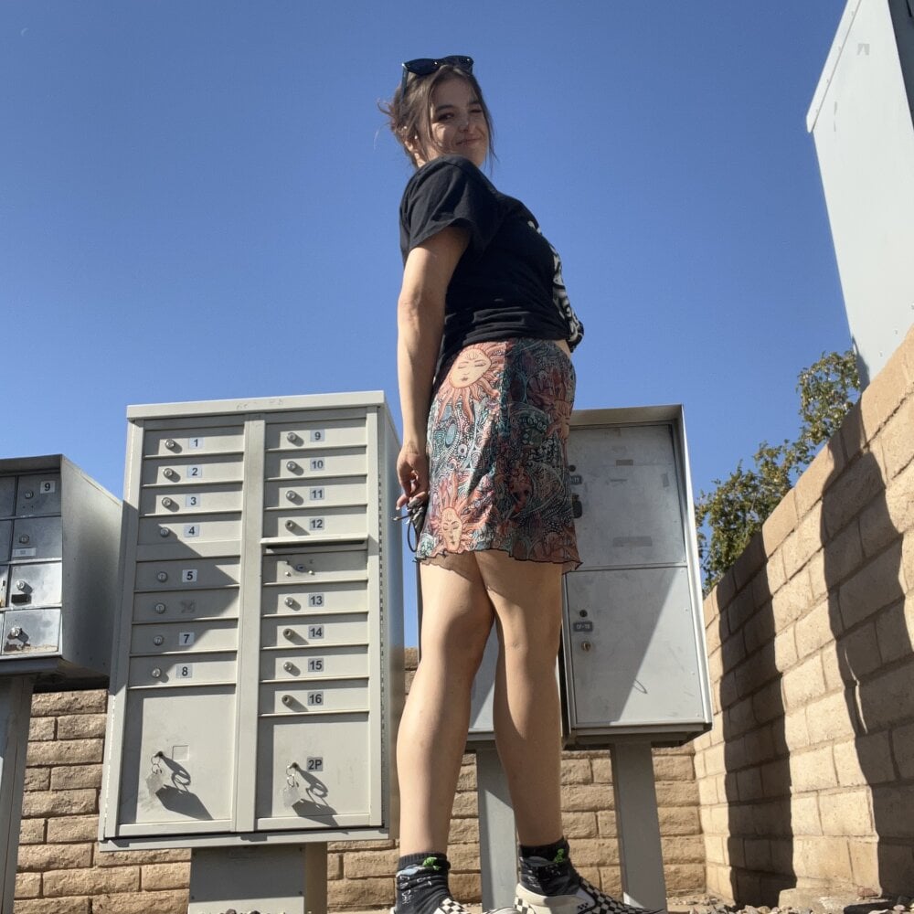 Watch SafeinouterSpace live on cam on StripChat