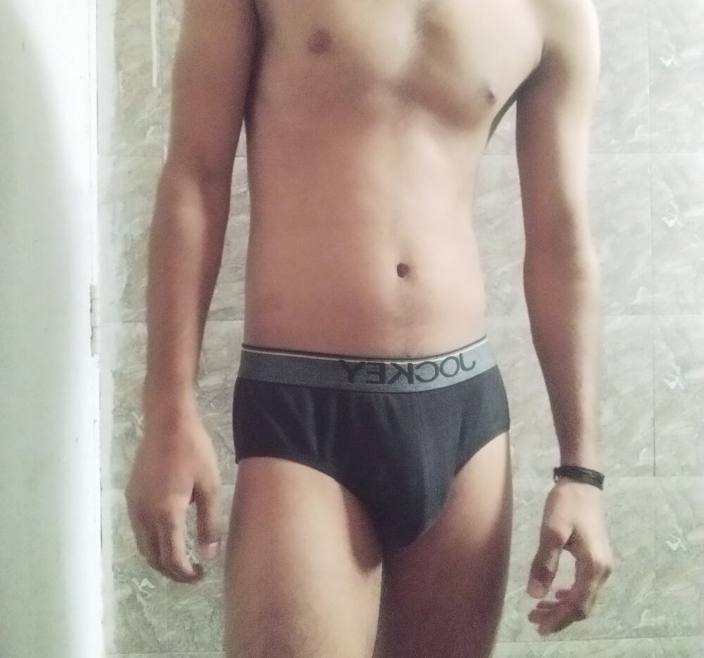 tarzen_theboy from stripchat