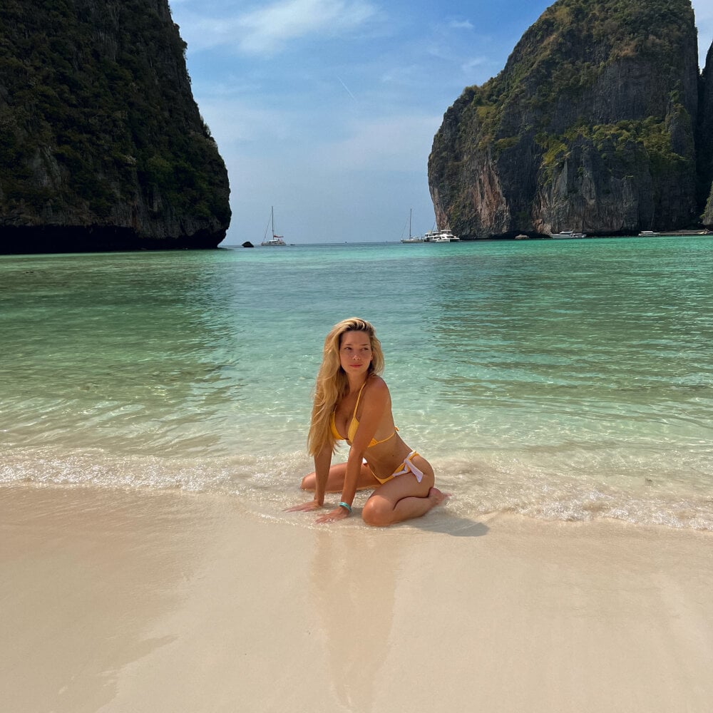 loove_melody live cam model at StripChat