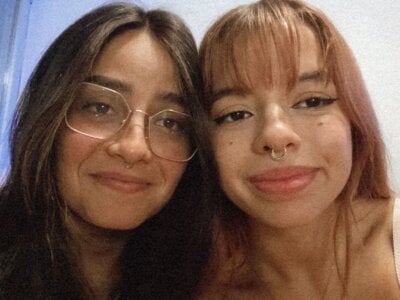 Emma_and_Aly sexcamlive