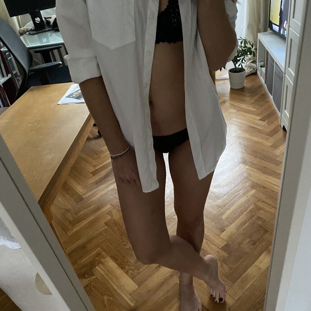 lonelyalexa live cam model at StripChat