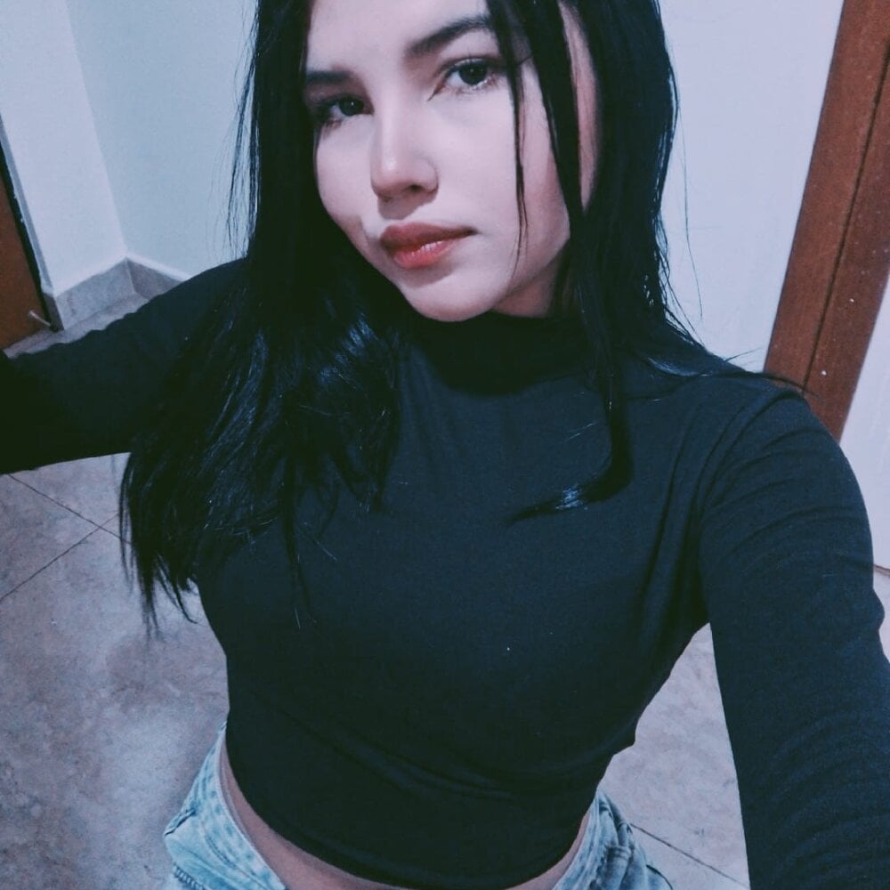sexlivecamsites.com sara_moon_18 livesex profile in poland-lives-in-uk cams