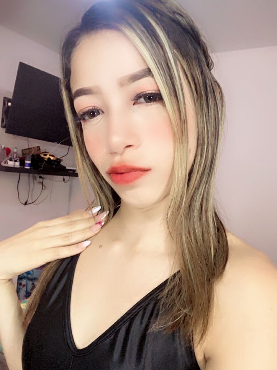 LilyLipss nude on cam A