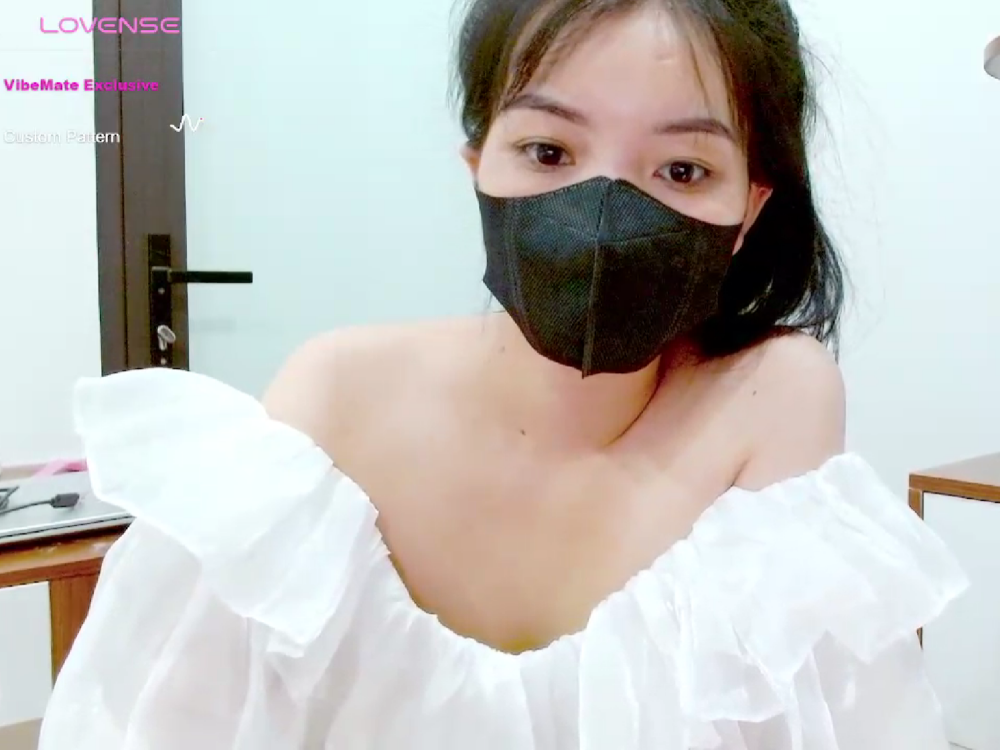 Live sex webcam photo for Quynh_Quynh #290053493