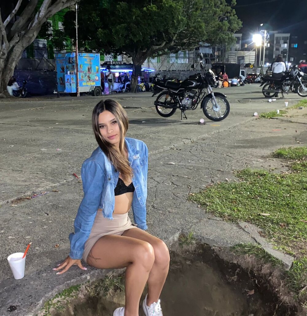 elivecams.com _dasha__ livesex profile in granny cams