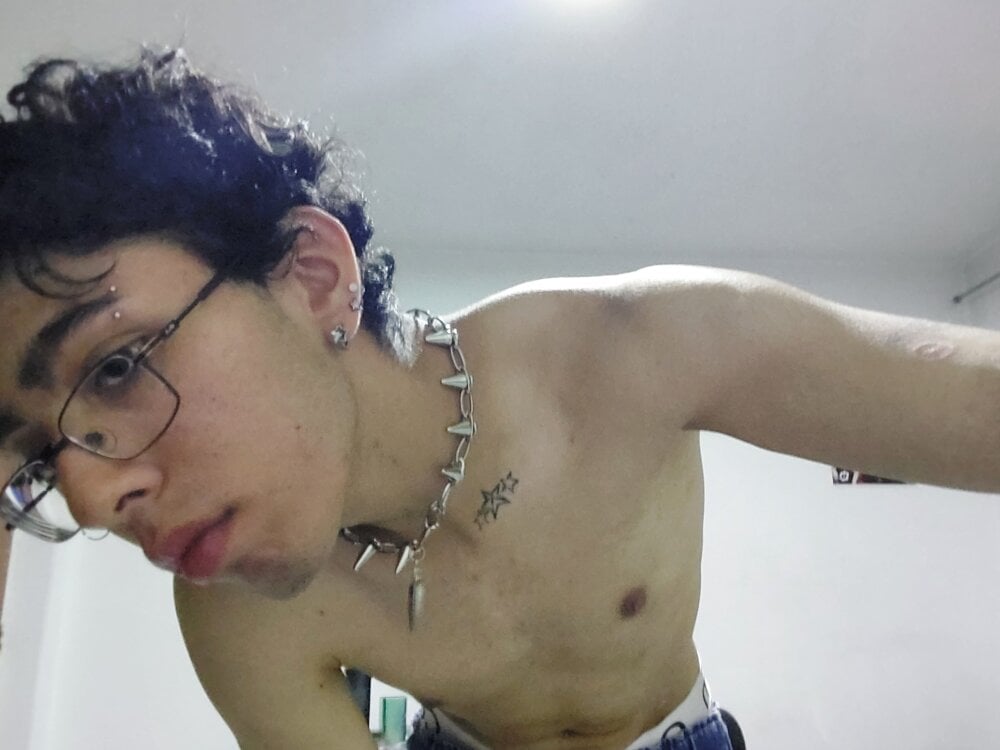 tyler_fxxx from stripchat