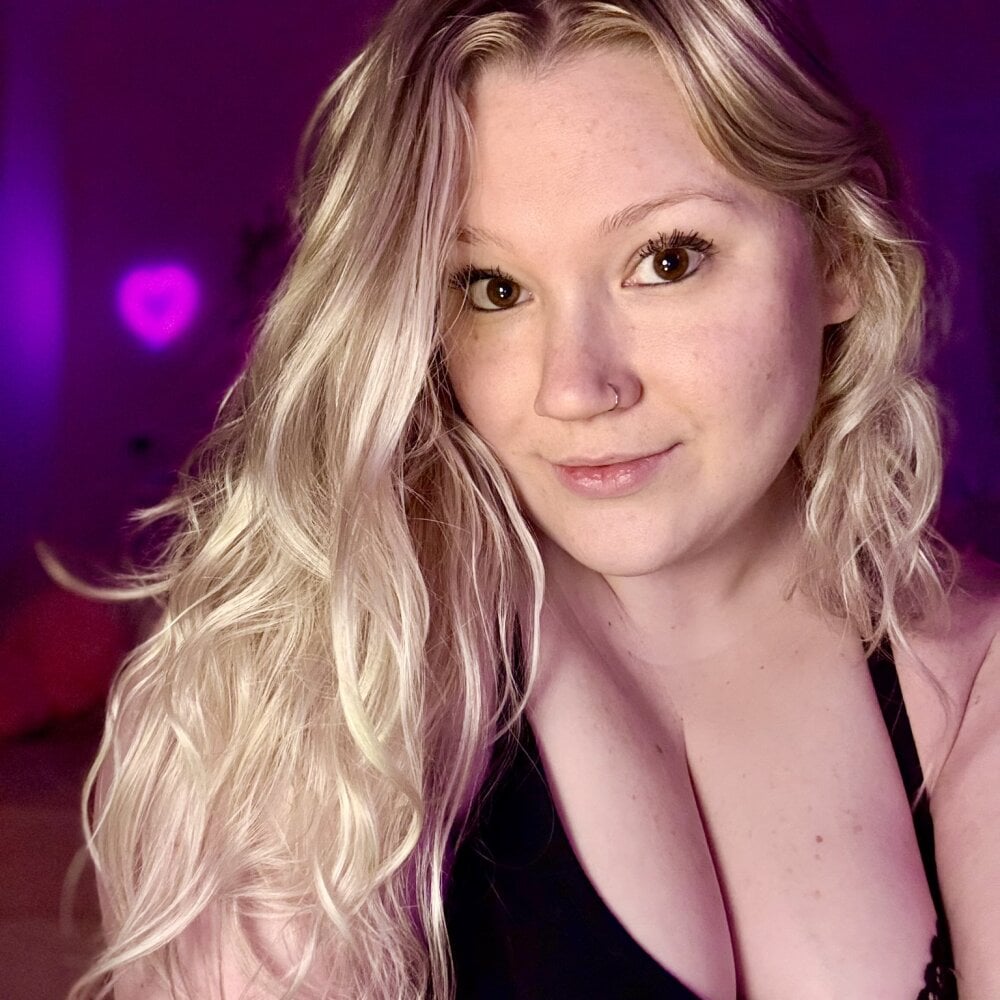 PiggyRose live cam model at StripChat