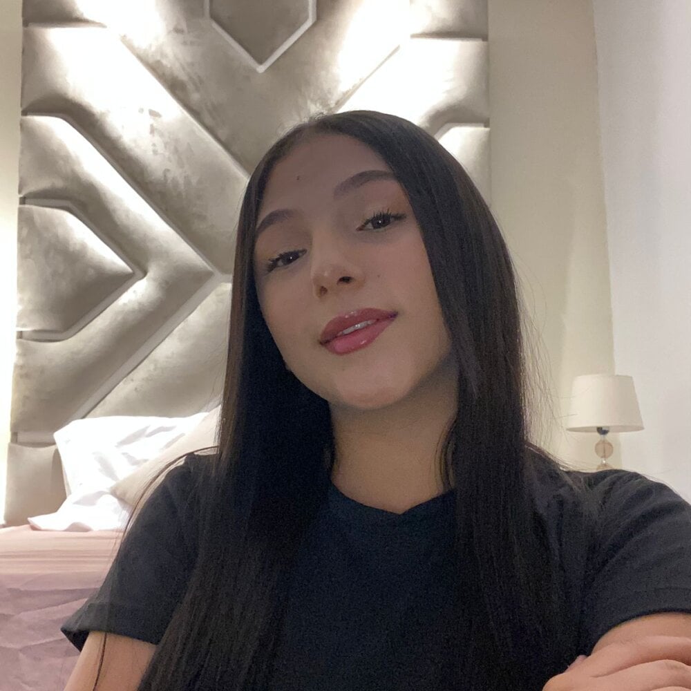 livesex.fan EmilyMilk livesex profile in brown-hair cams