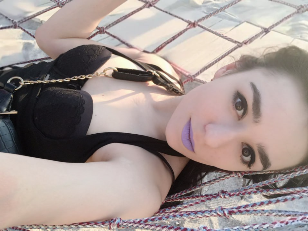 sexlivecamsites.com astra_noir livesex profile in in-youre-heart-3 cams