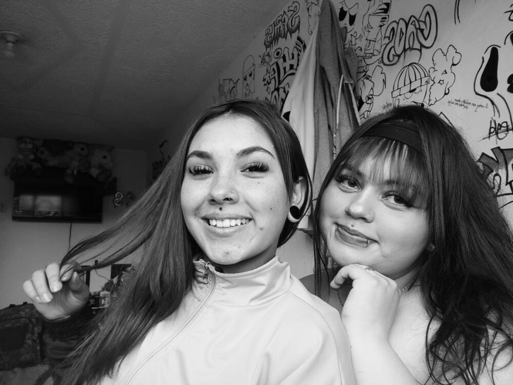 Mia_and_liia profile