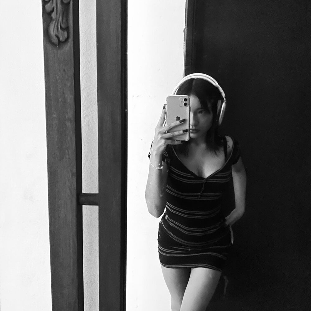 6livesex.com kittylove18_ livesex profile in somewhere-on-the-campus cams