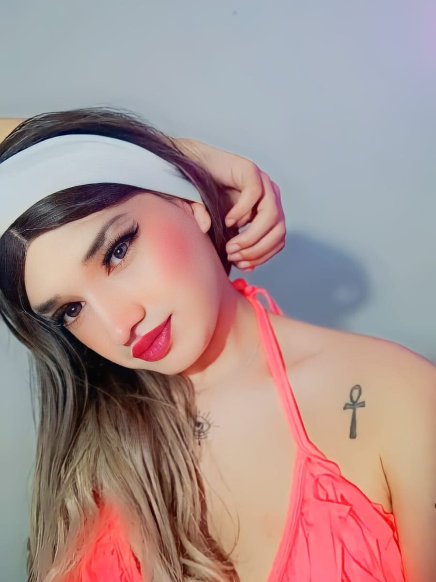 Watch  Latin_Gabriela live on cam at StripChat