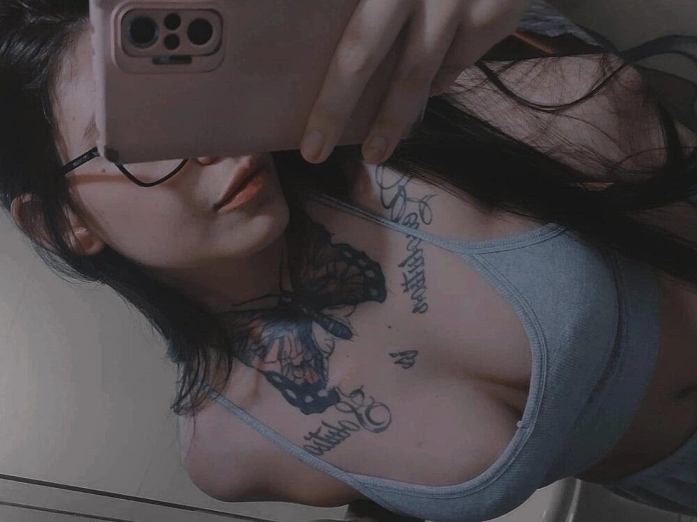 i___ale18 webcam profile - Ecuadorean