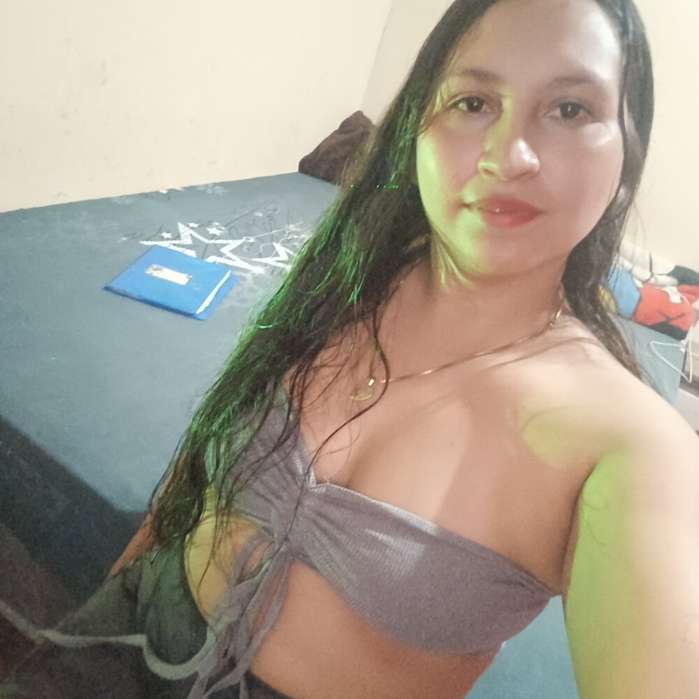 stripchat alejandraalex1 webcam profile pic via watchgirlcam.com