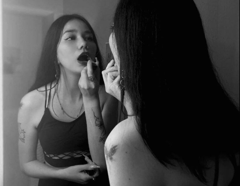 privat-livecam.com little_shawty_witch livesex profile in white cams