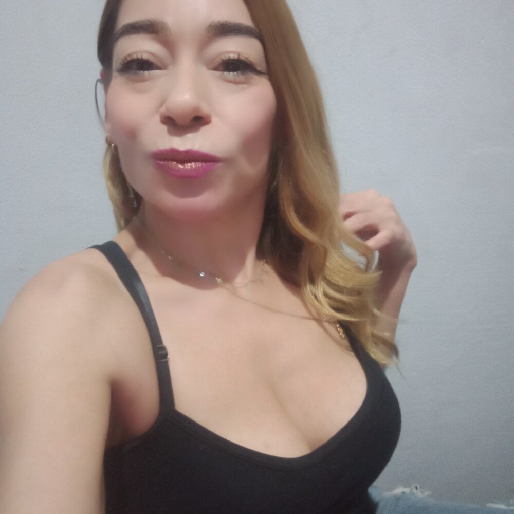 Samantha_esposito's most recent online preview