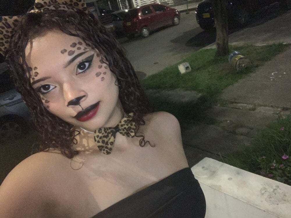 sexlivecamsites.com nina_0001 livesex profile in small-tits cams